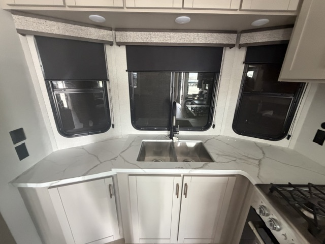 2027 JAYCO JAY FLIGHT BUNGALOW 404LOFT - Image 23