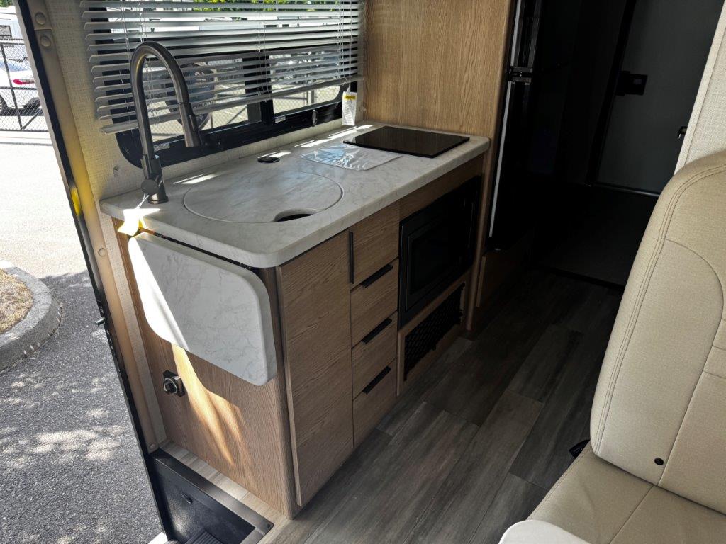 2027 Thor Motor Coach Gemini Trip 22MT - Image 12