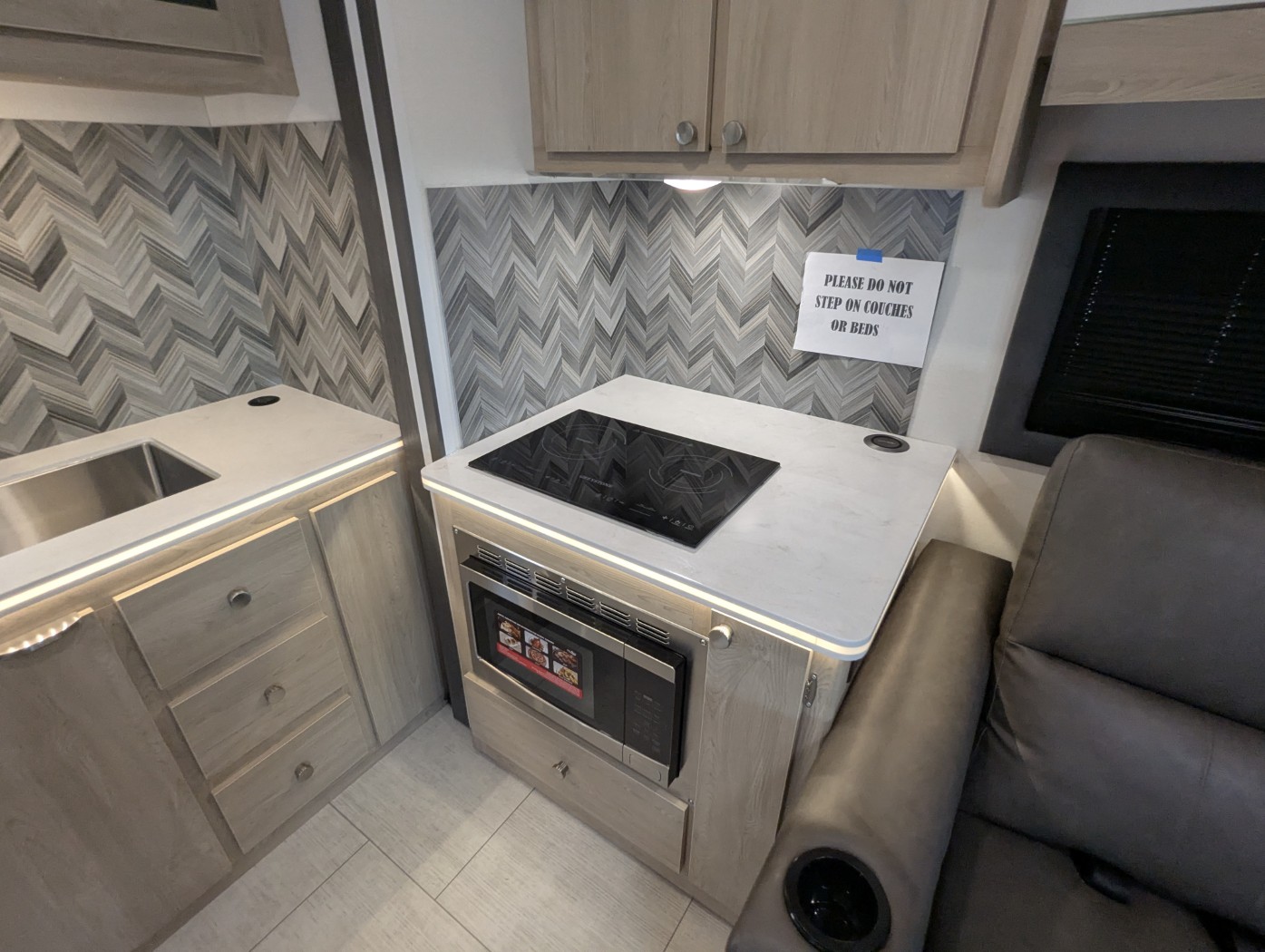 2027 Coachmen Entourage 330DS - Image 26