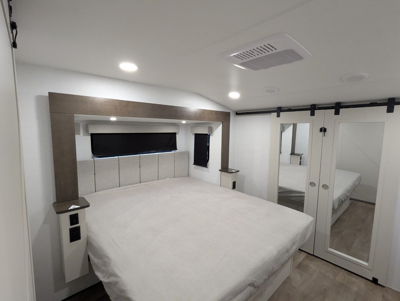 2027 Alliance RV Avenue 32RLS - Image 11