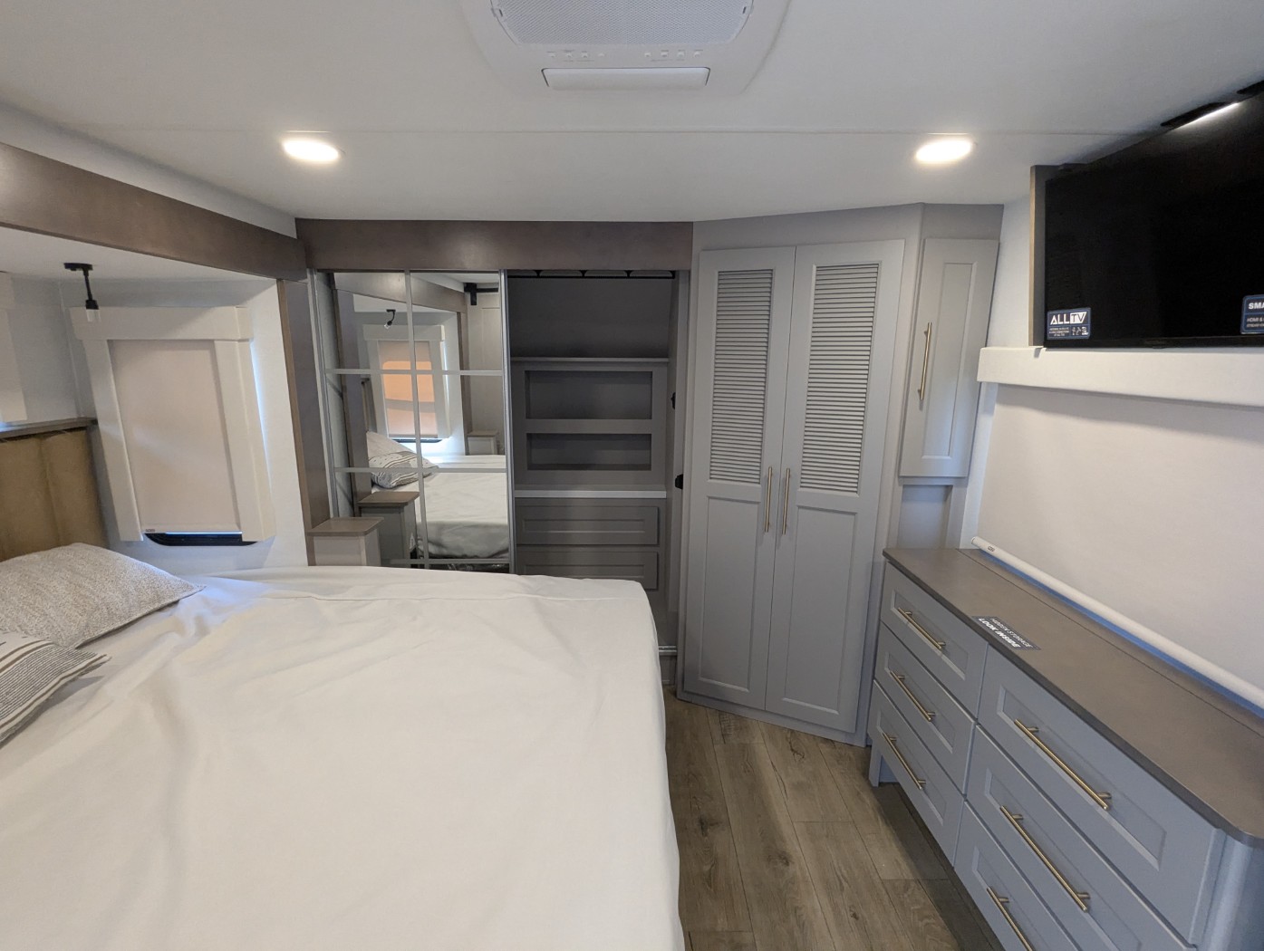2026 Alliance RV Paradigm 395DS - Image 9