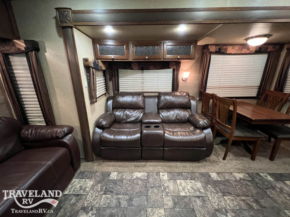 2015 Coachmen Chaparral Signature 327RLKS - Image 20