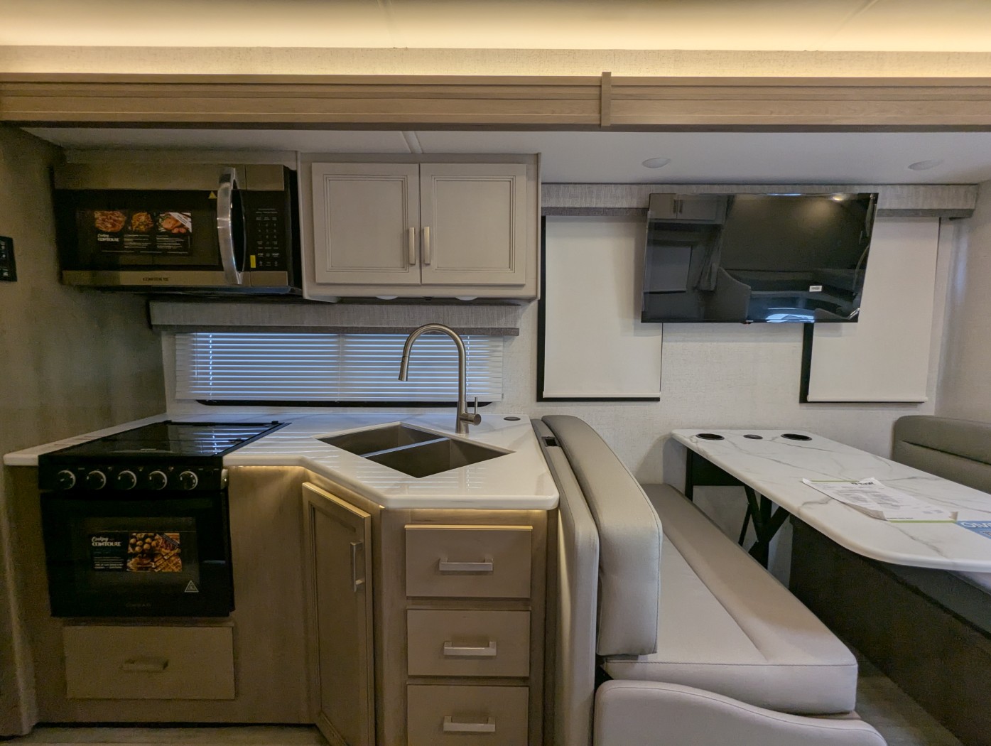 2027 Thor Motor Coach Omni X32 - Image 40
