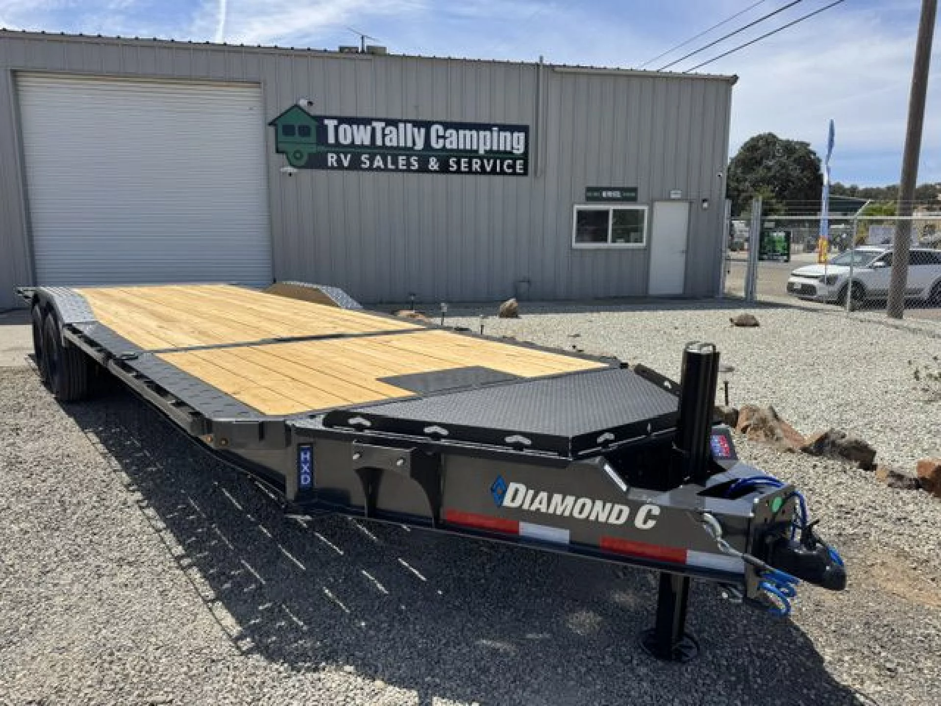 2027 DIAMOND C TRAILERS DIAMOND C HXD 208 L24X102 PR0 TILT - Image 1