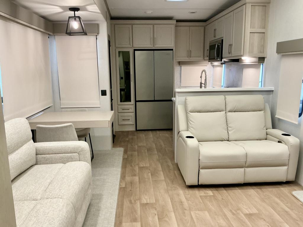 2026 PALOMINO 384RKH - Image 6