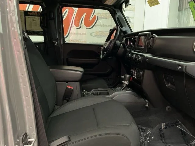 2023 Jeep Gladiator Crew Cab Sport S 4WD - Image 26