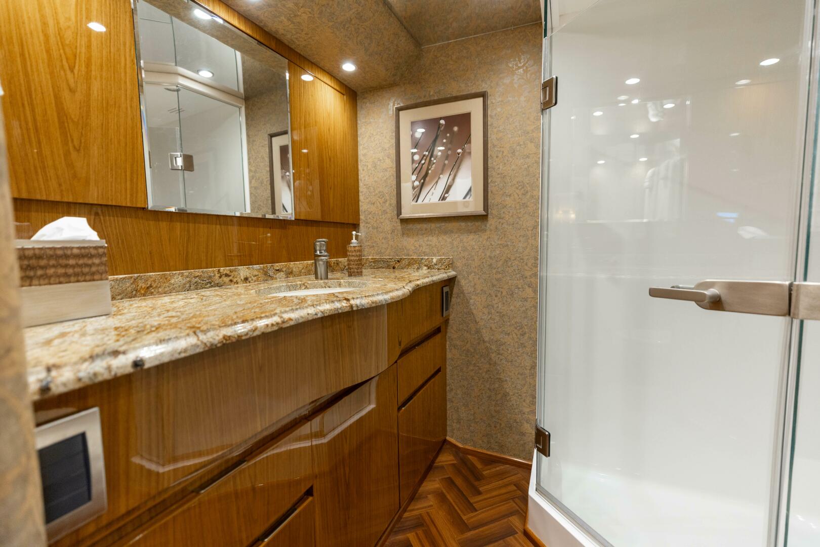 2013 Viking 76 Convertible - Image 31