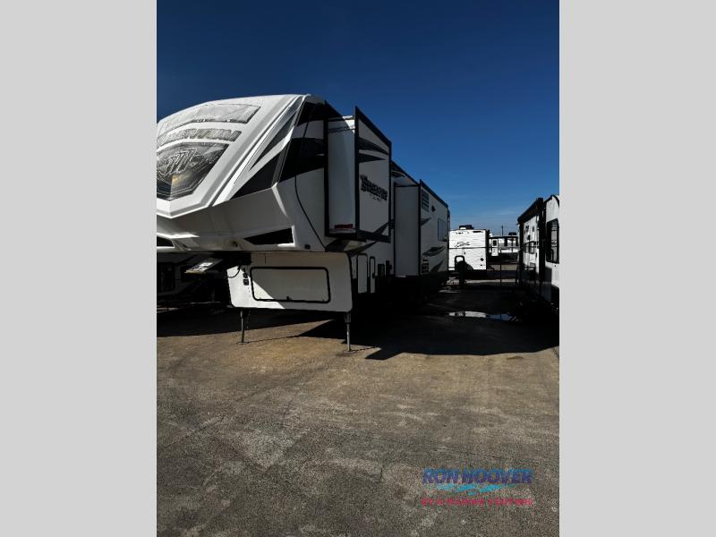 2017 GRAND DESIGN MOMENTUM M395 - Image 3