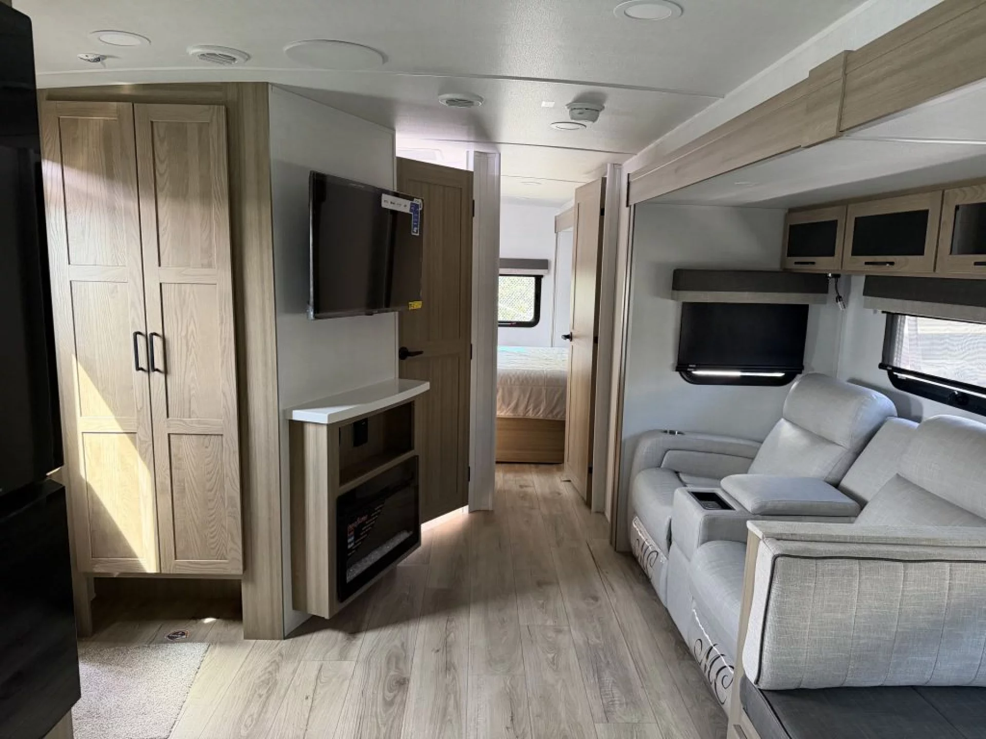 2027 FOREST RIVER ROCKWOOD ULTRA LITE 2608BS - Image 15