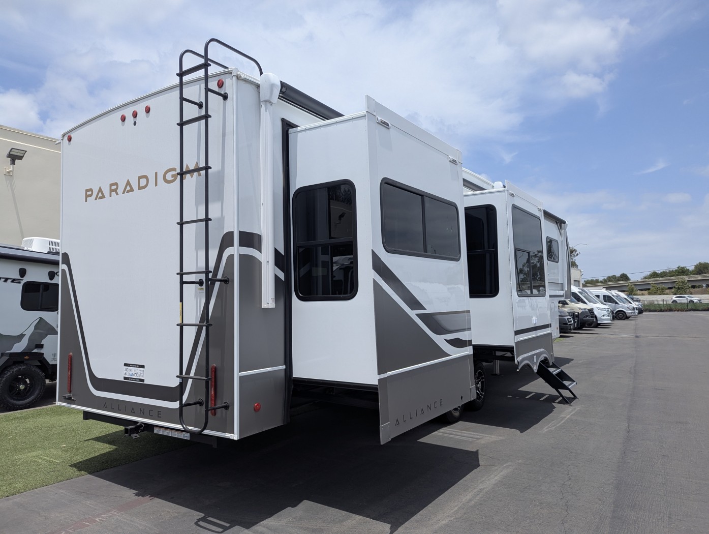 2025 Alliance RV Paradigm 375RD - Image 4
