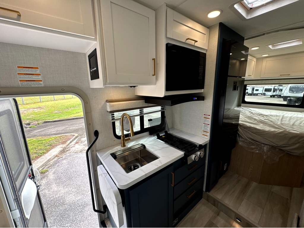 2027 THOR MOTOR COACH MAGNITUDE GA21 - Image 9