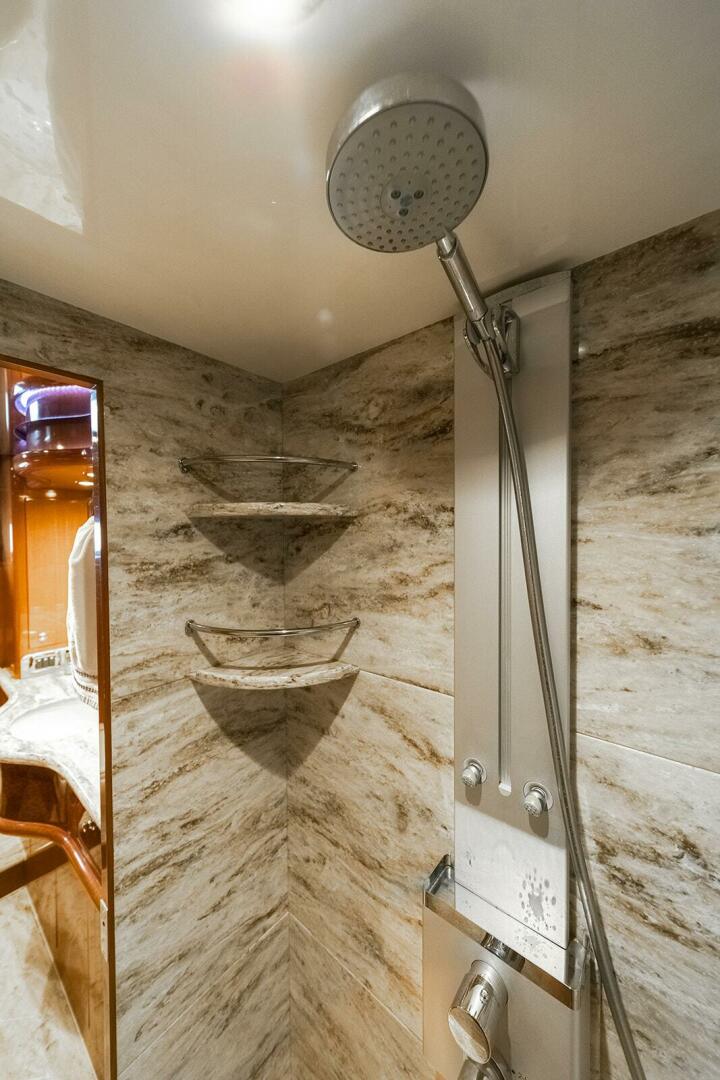 2013 Hampton 680 LRC - Image 25