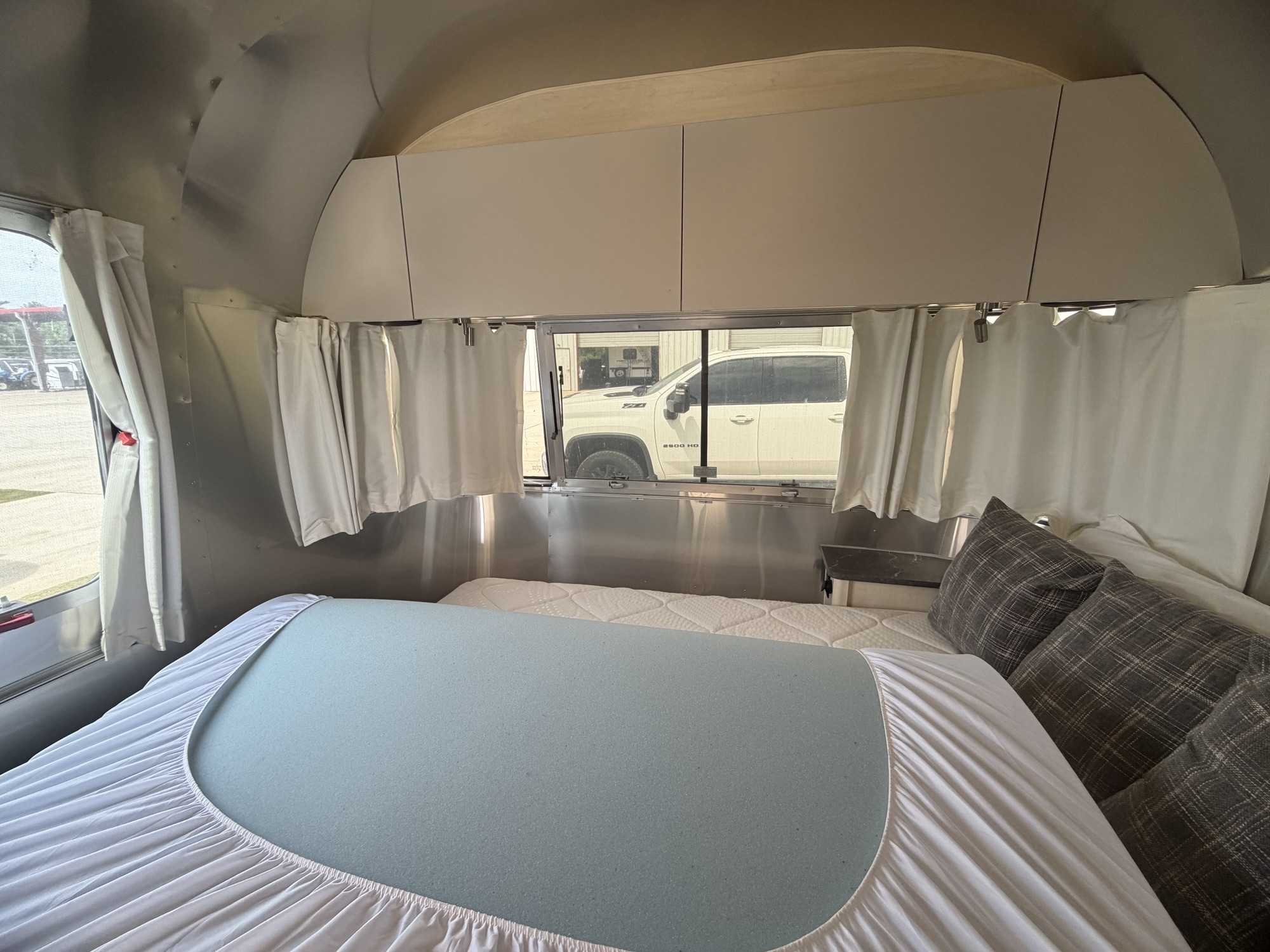 2024 AIRSTREAM FLYING CLOUD 23FB - Image 17