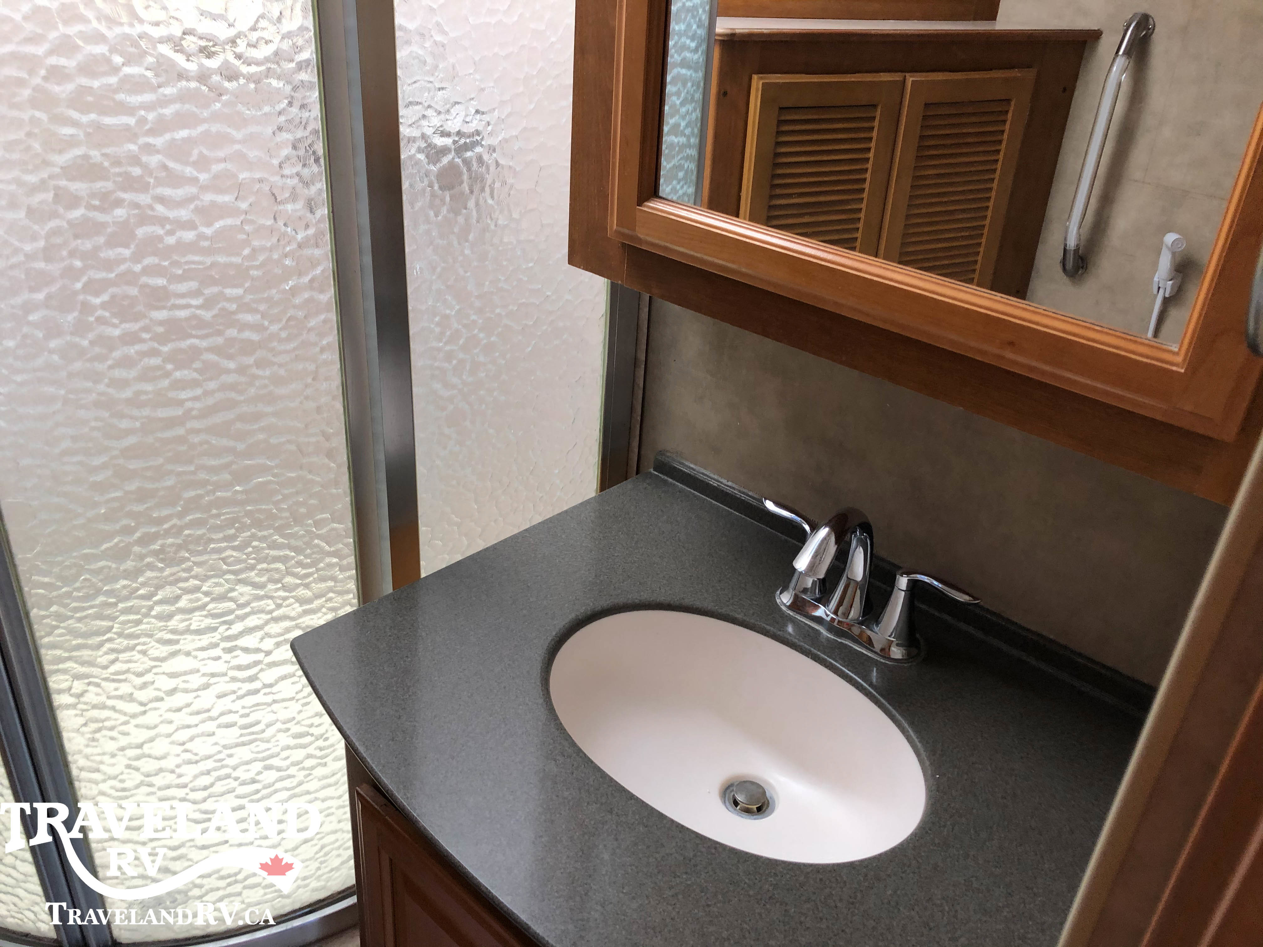 2007 Fleetwood Discovery 40X - Image 27