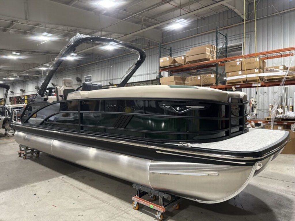 2026 Bennington 24MCSB Carbon Fiber Arch Tritoon Pontoon - Image 11