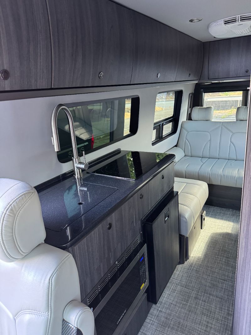 2023 Grech RV Strada-ion AWD Lounge - Image 9