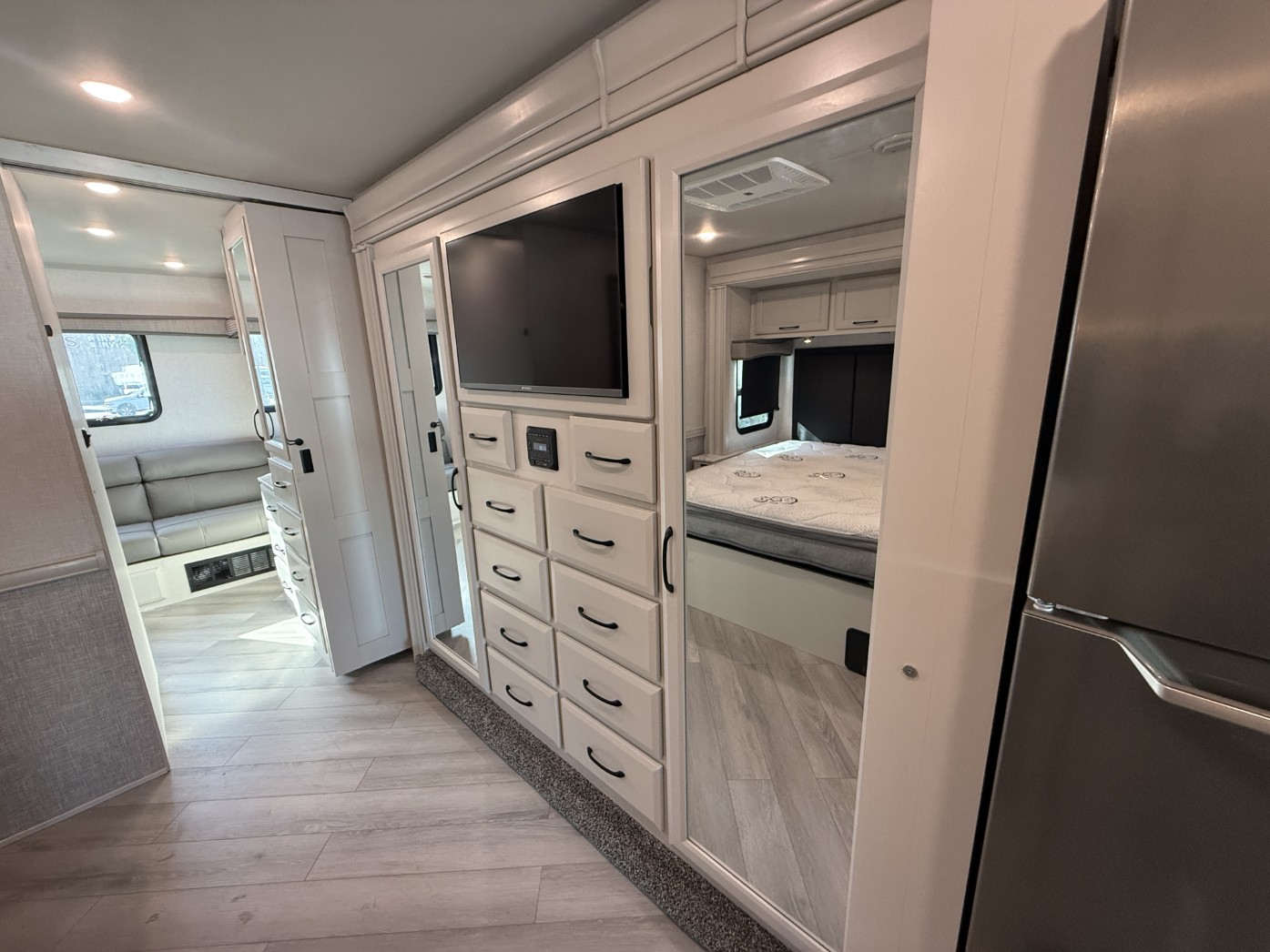 2025 Holiday Rambler Invicta 36Y - Image 17