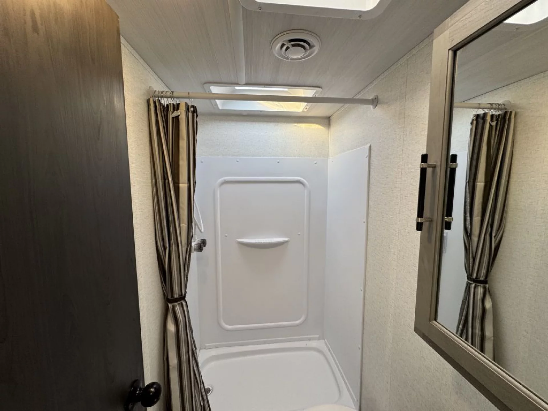 2025 KEYSTONE HIDEOUT DELUXE 26PATIO - Image 19