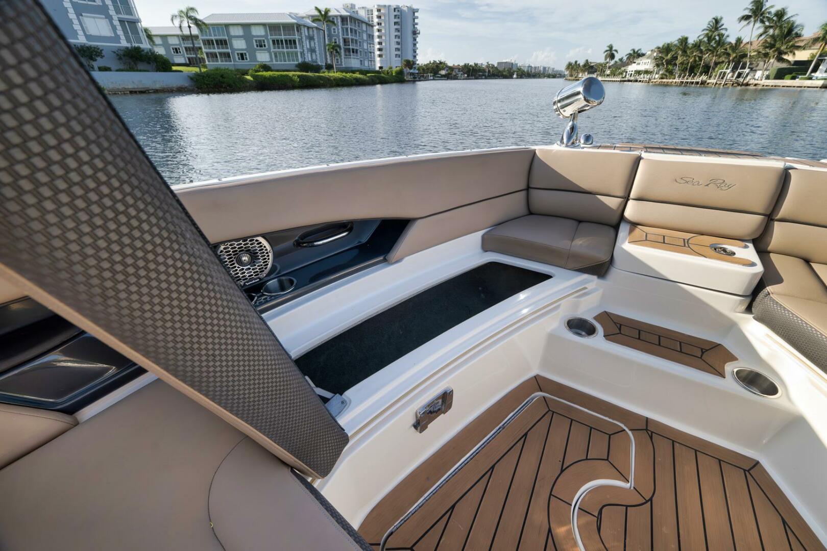 2016 Sea Ray 350 SLX - Image 8