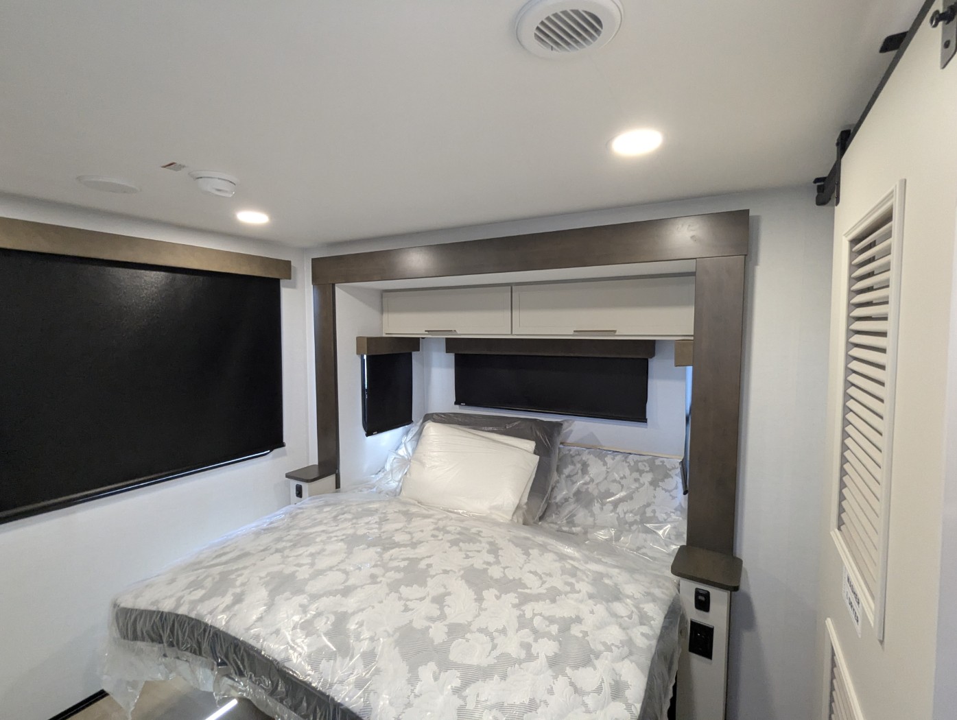 2027 Alliance RV Benchmark 42LFT - Image 9