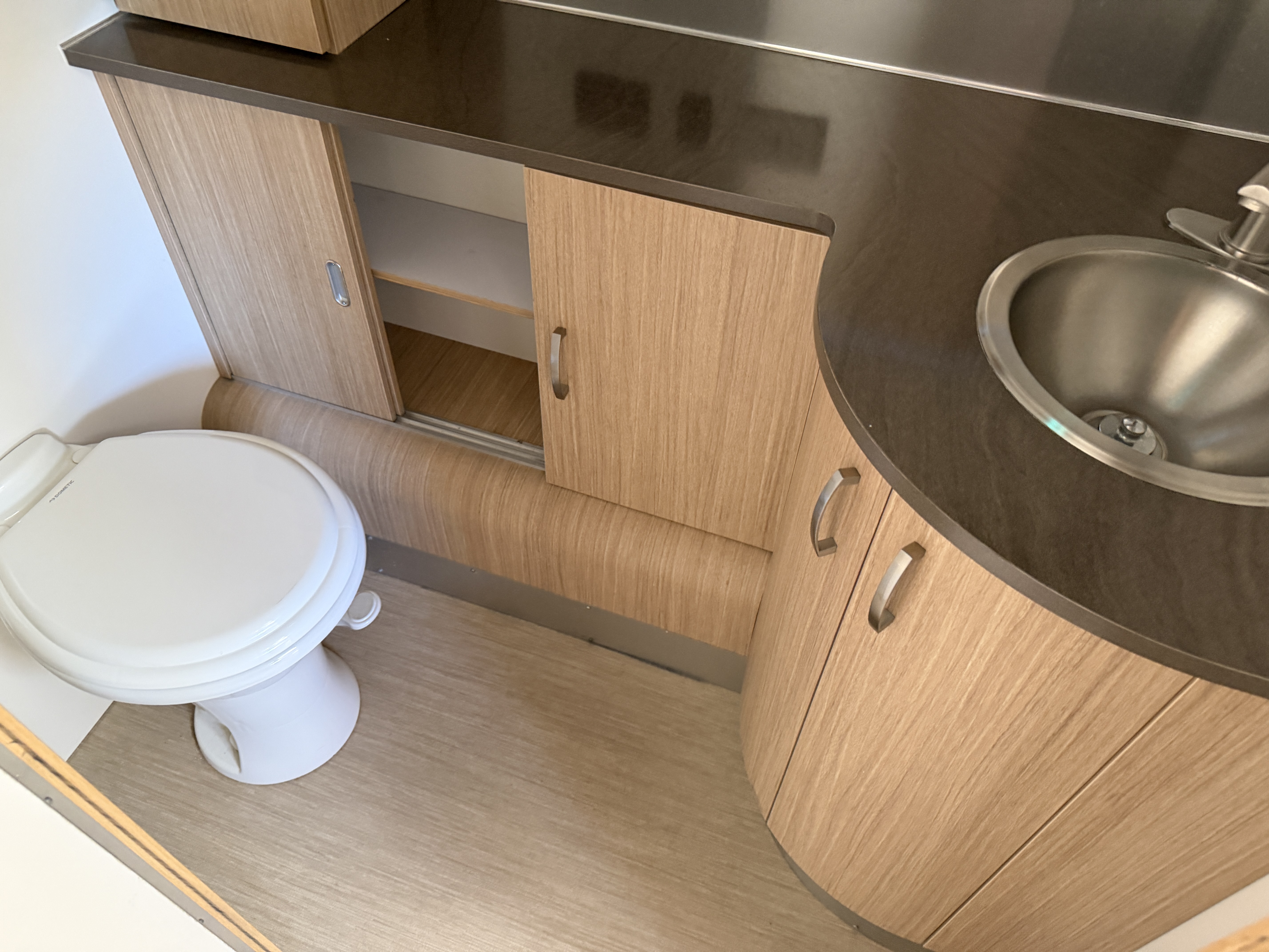 2018 Airstream Flying Cloud 25RB - Image 13