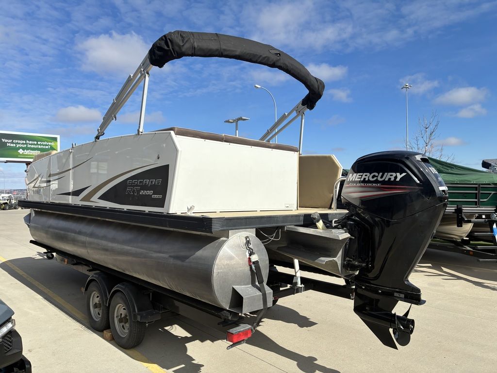 2015 Larson Escape 2200 RT - Image 8