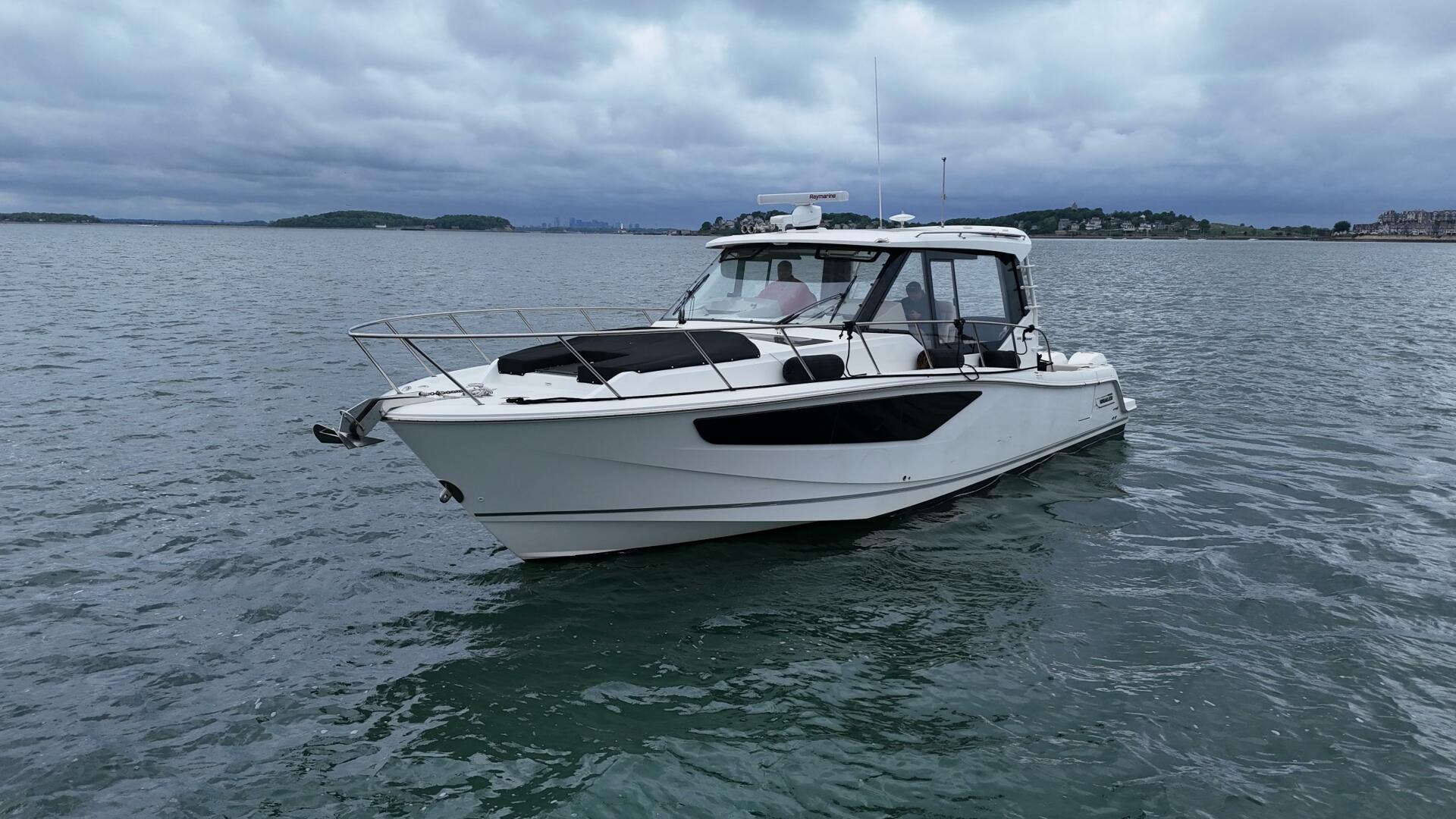 2021 Boston Whaler 405 Conquest - Image 9