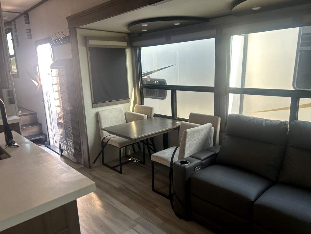 2023 GRAND DESIGN SOLITUDE 378MBS - Image 11