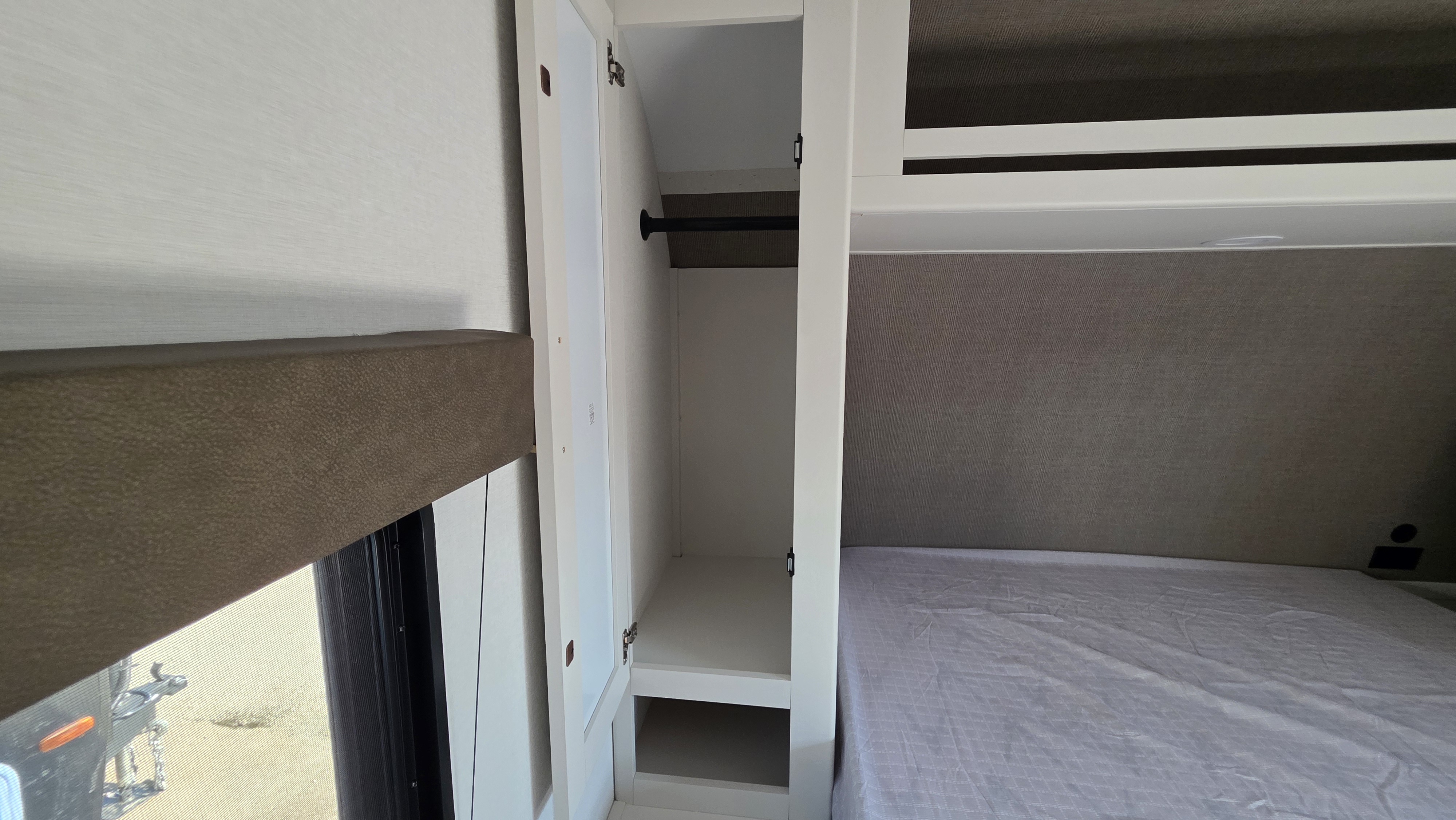 2027 GRAND DESIGN TRANSCEND 26BHX - Image 31
