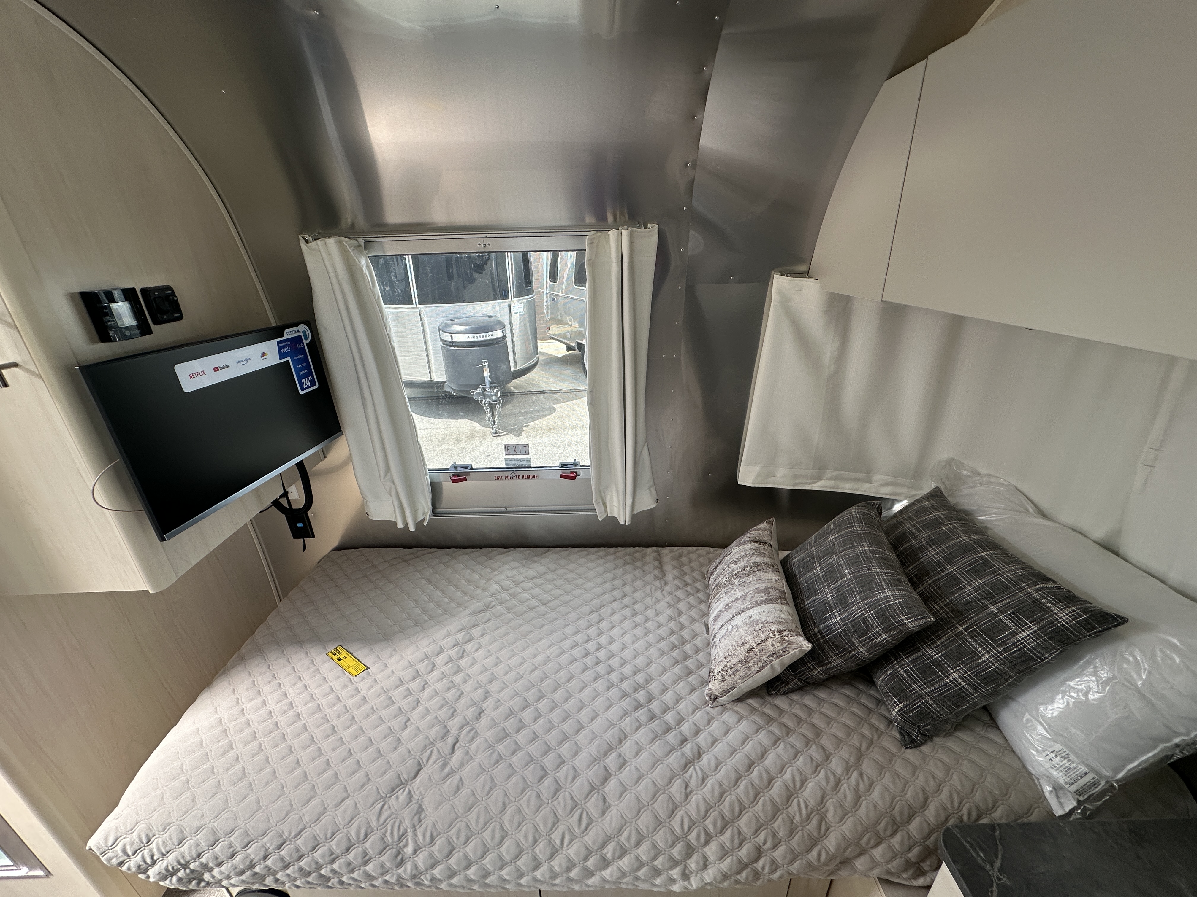 2026 Airstream Flying Cloud 27FB - Image 19