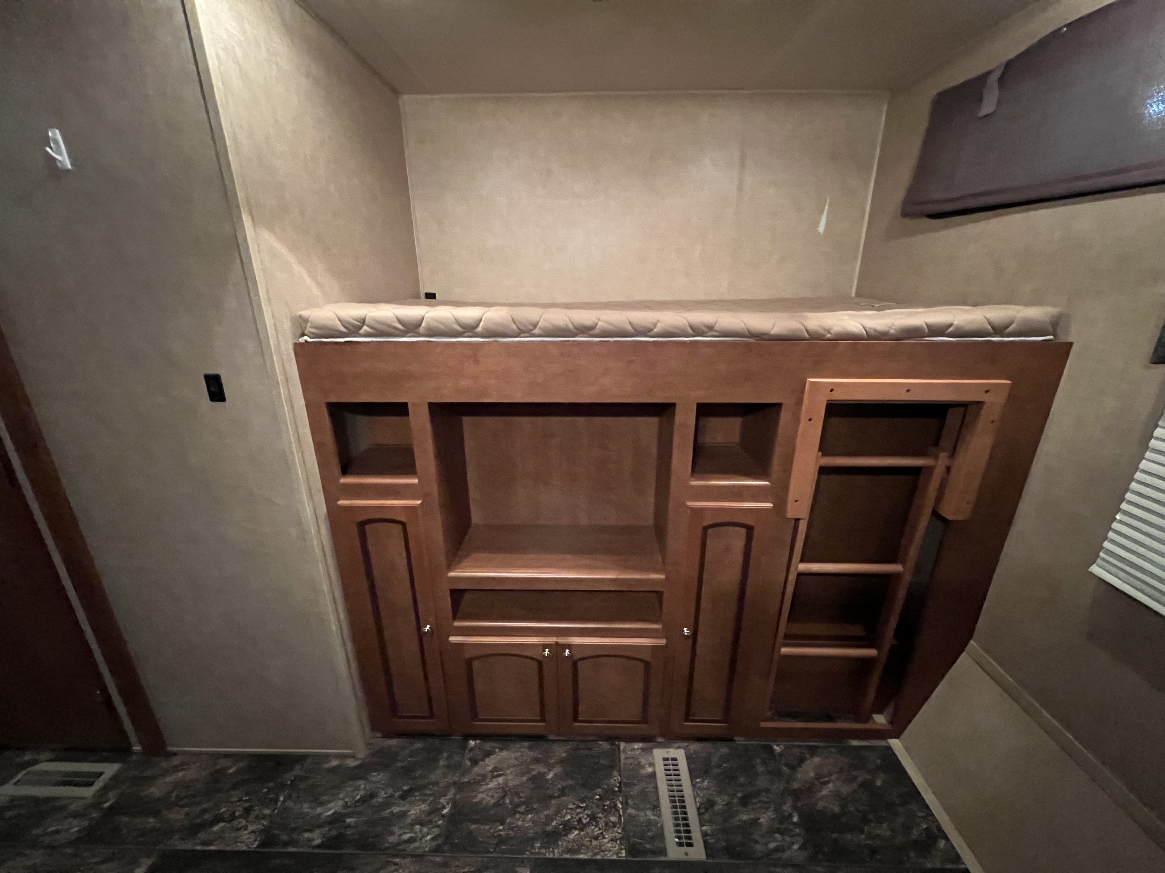 2011 SHASTA REVERE 32BHDS HMS - Image 22