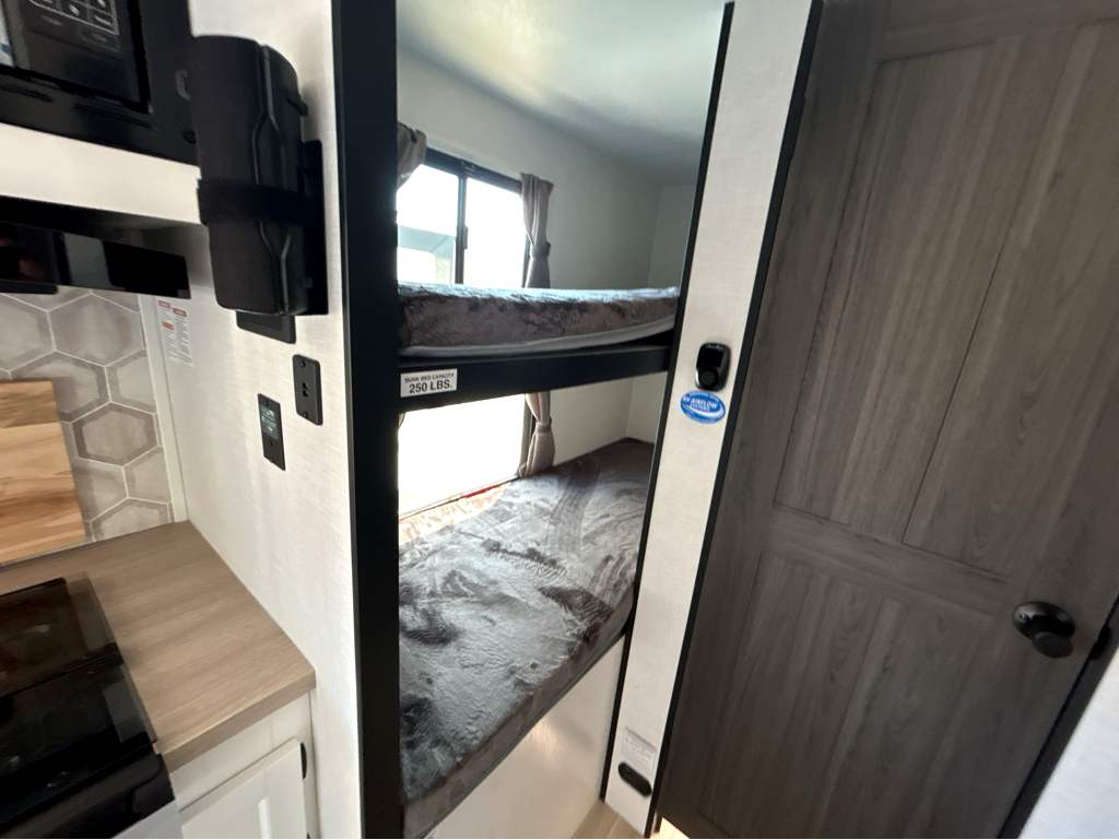 2026 VENTURE RV SPORTTREK STINGER 222VUD - Image 19