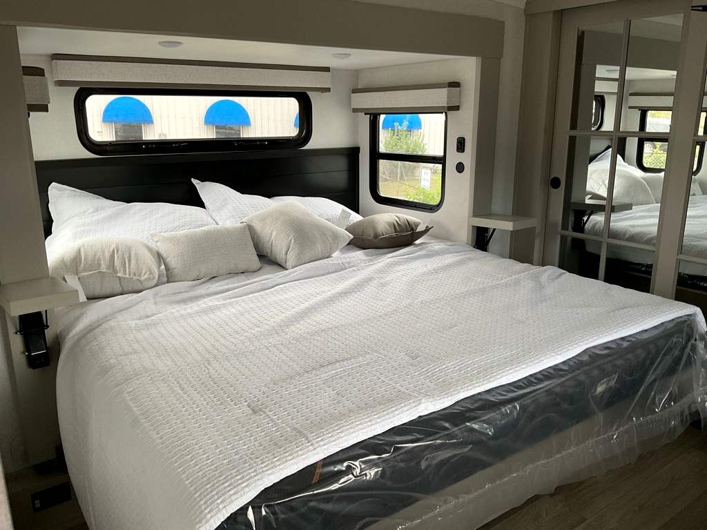 2027 JAYCO NORTH POINT 391TBBH - Image 32