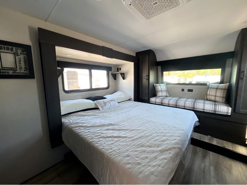 2026 VENTURE RV SPORTTREK 353VIK - Image 21