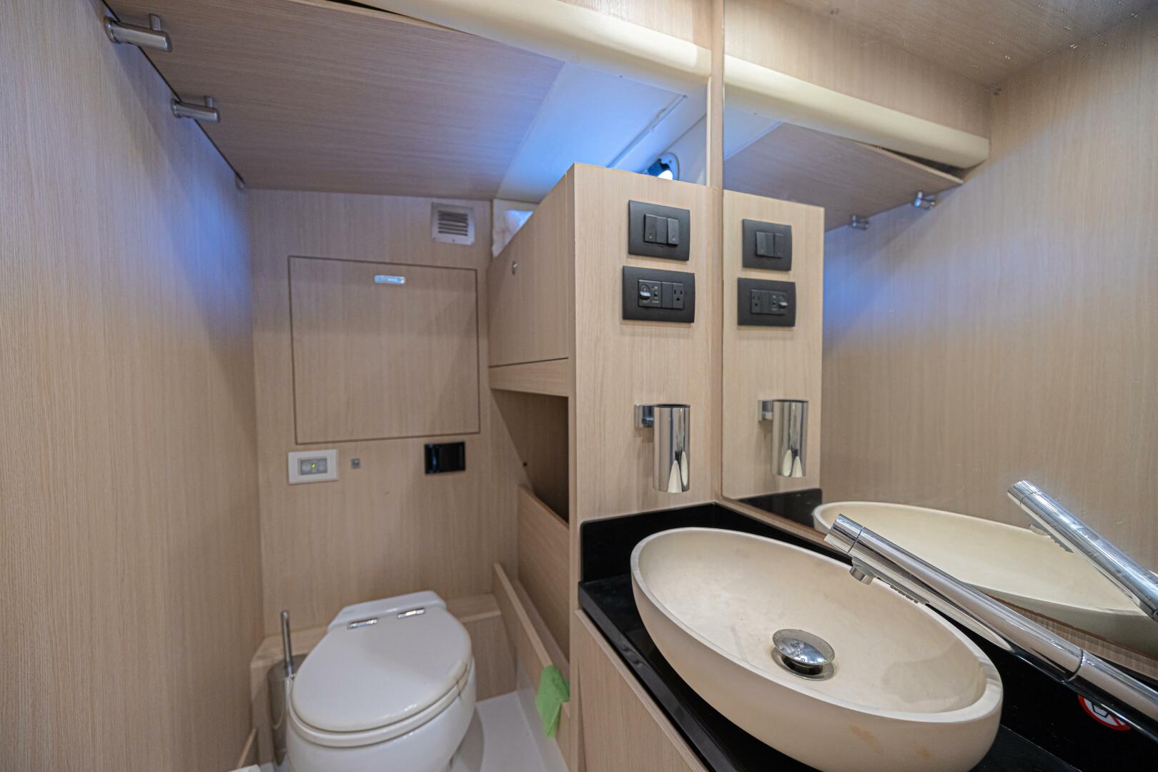 2022 Azimut Magellano 66 - Image 33