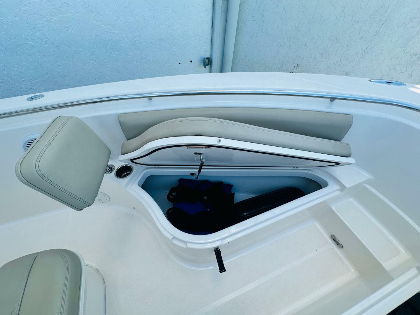 2016 PURSUIT C 238 Center Console Base - Image 23