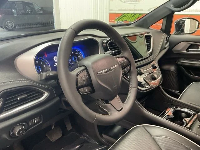 2025 Chrysler Pacifica Limited FWD - Image 14