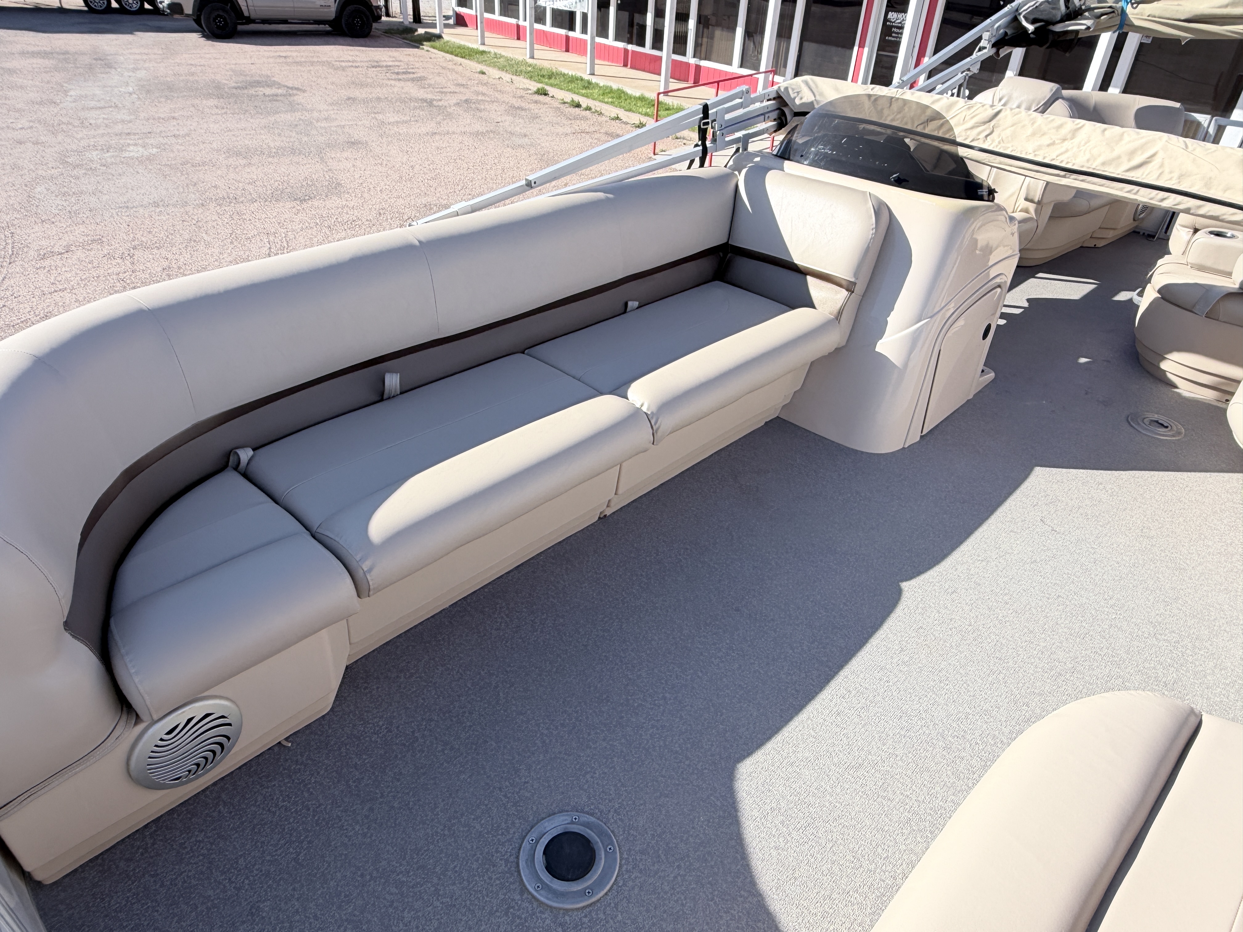 2017 TRACKER 2016 PARTY BARGE 22 DLX - Image 7