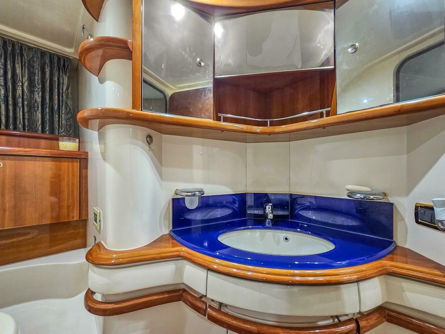 2005 Azimut 55 flybridge - Image 29