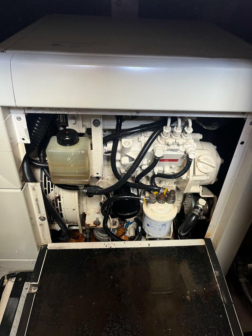 2000 Carver 396 Motor Yacht - Image 37