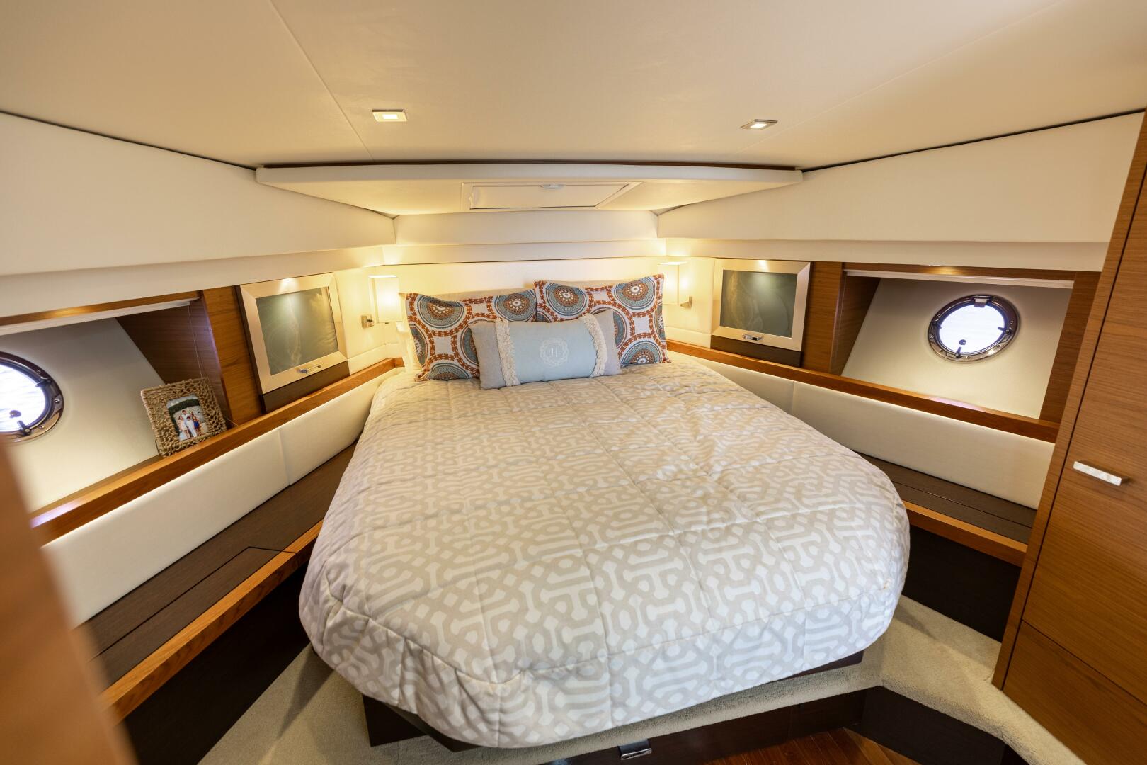 2015 Tiara Yachts 44 Coupe - Image 12