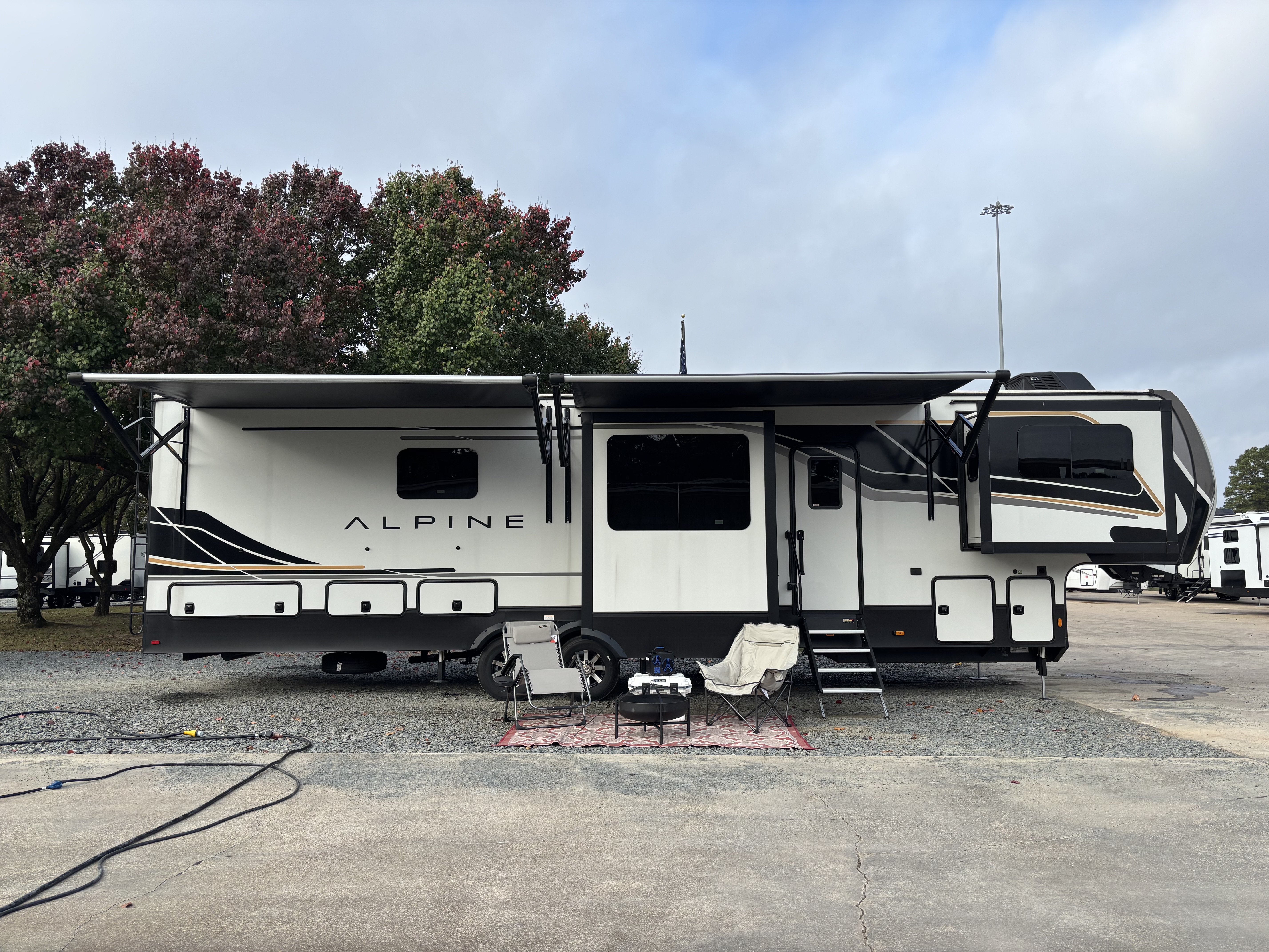 2025 Keystone Alpine 3700FL - Image 2