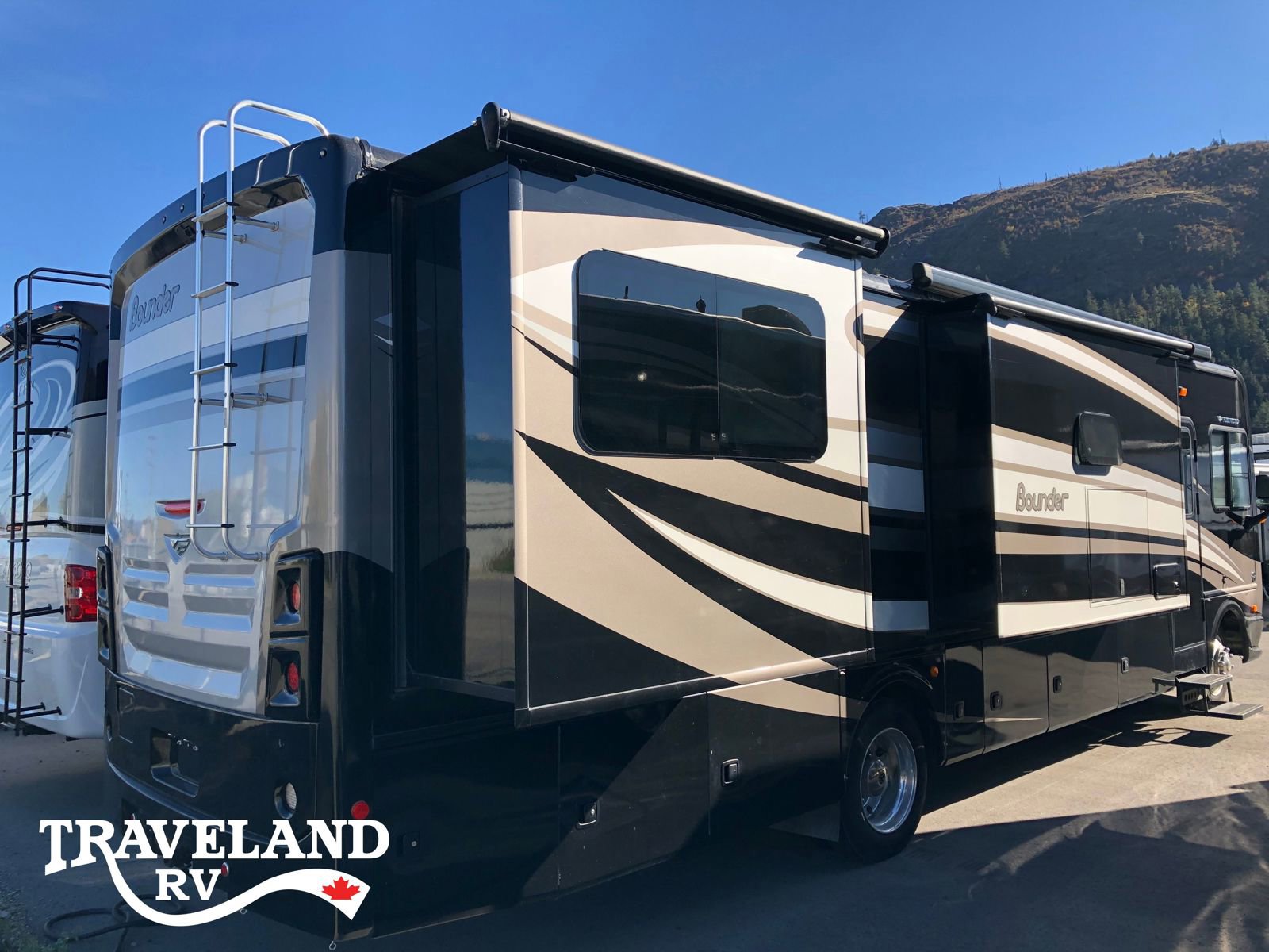2016 Fleetwood Bounder 34T - Image 25