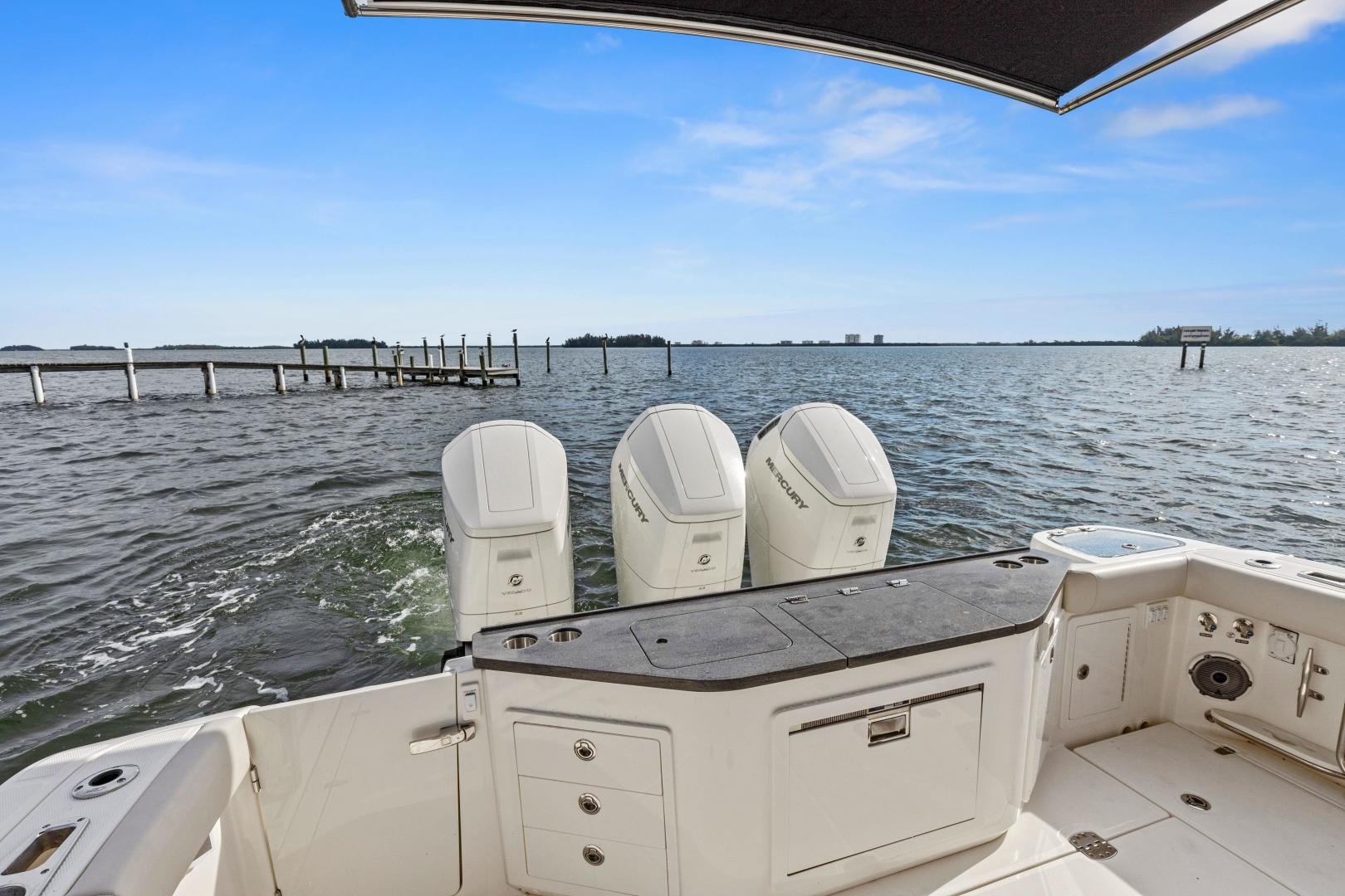 2022 Boston Whaler 405 Conquest - Image 8