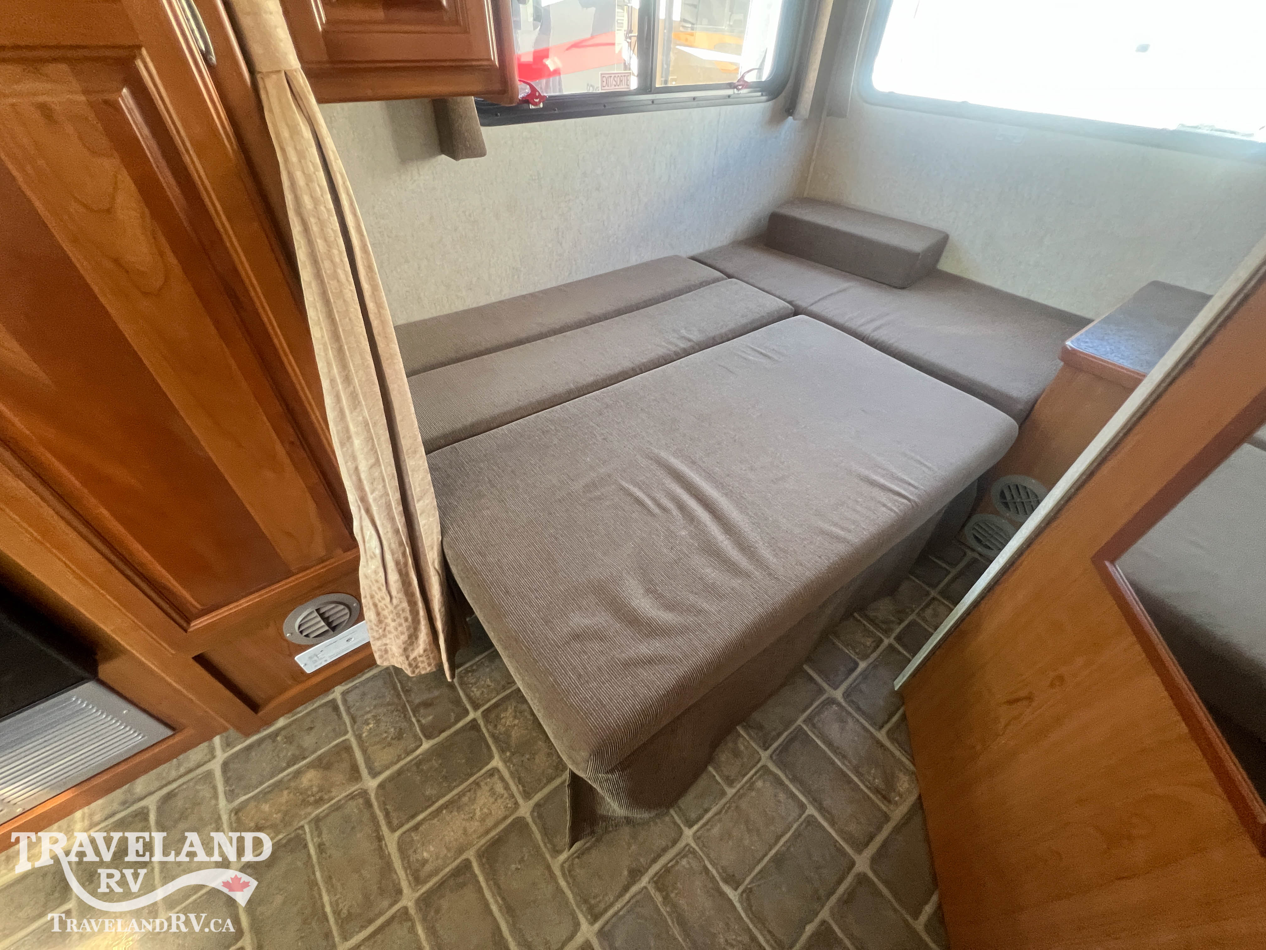 2010 TRIPLE E REGAL C21 HMS - Image 25