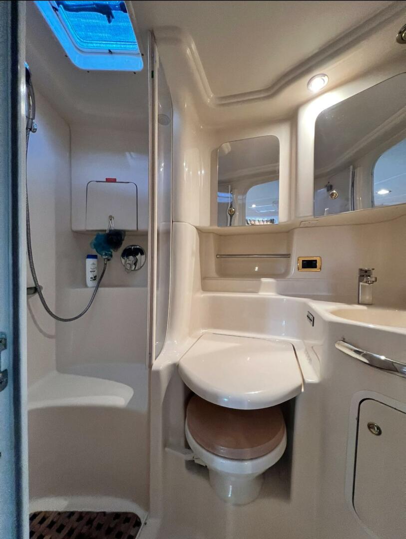 2001 Sea Ray 380 Sundancer - Image 15
