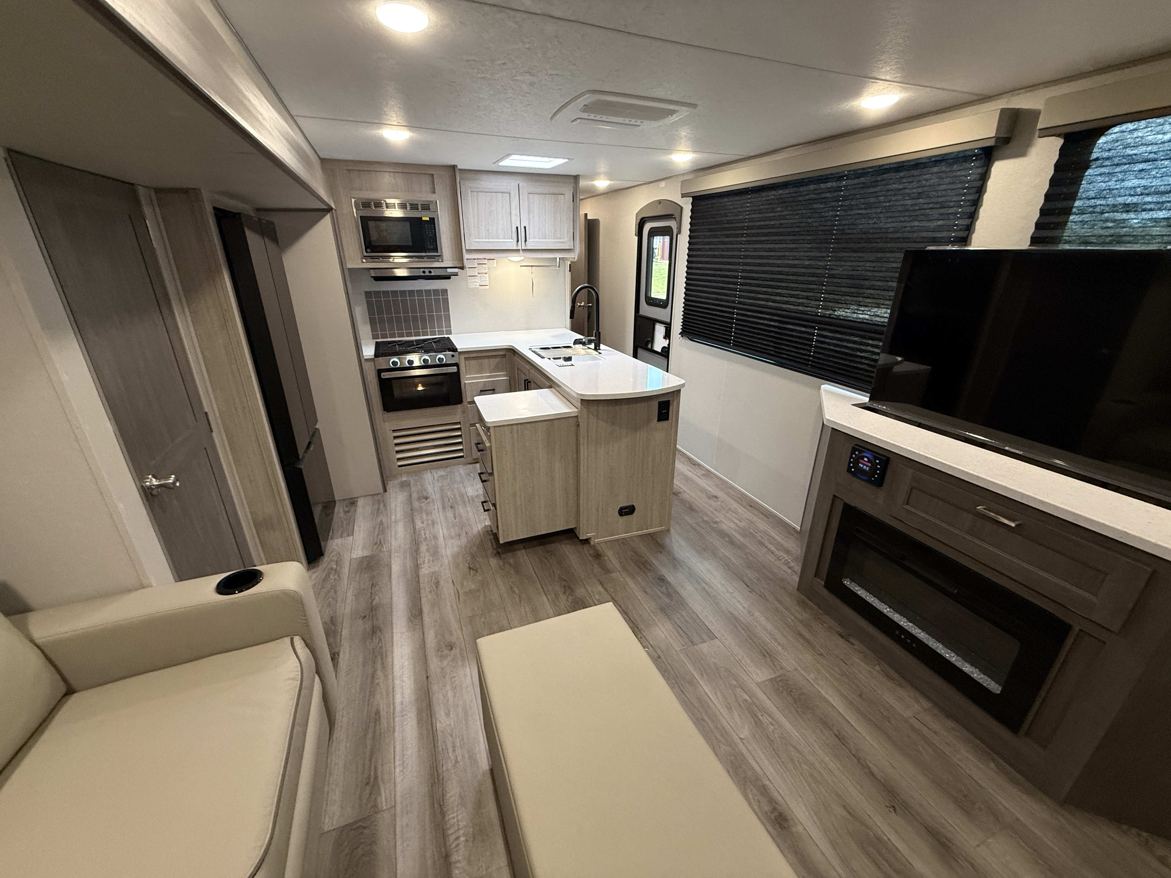2026 Coachmen Catalina Legacy Edition 283RNR - Image 13