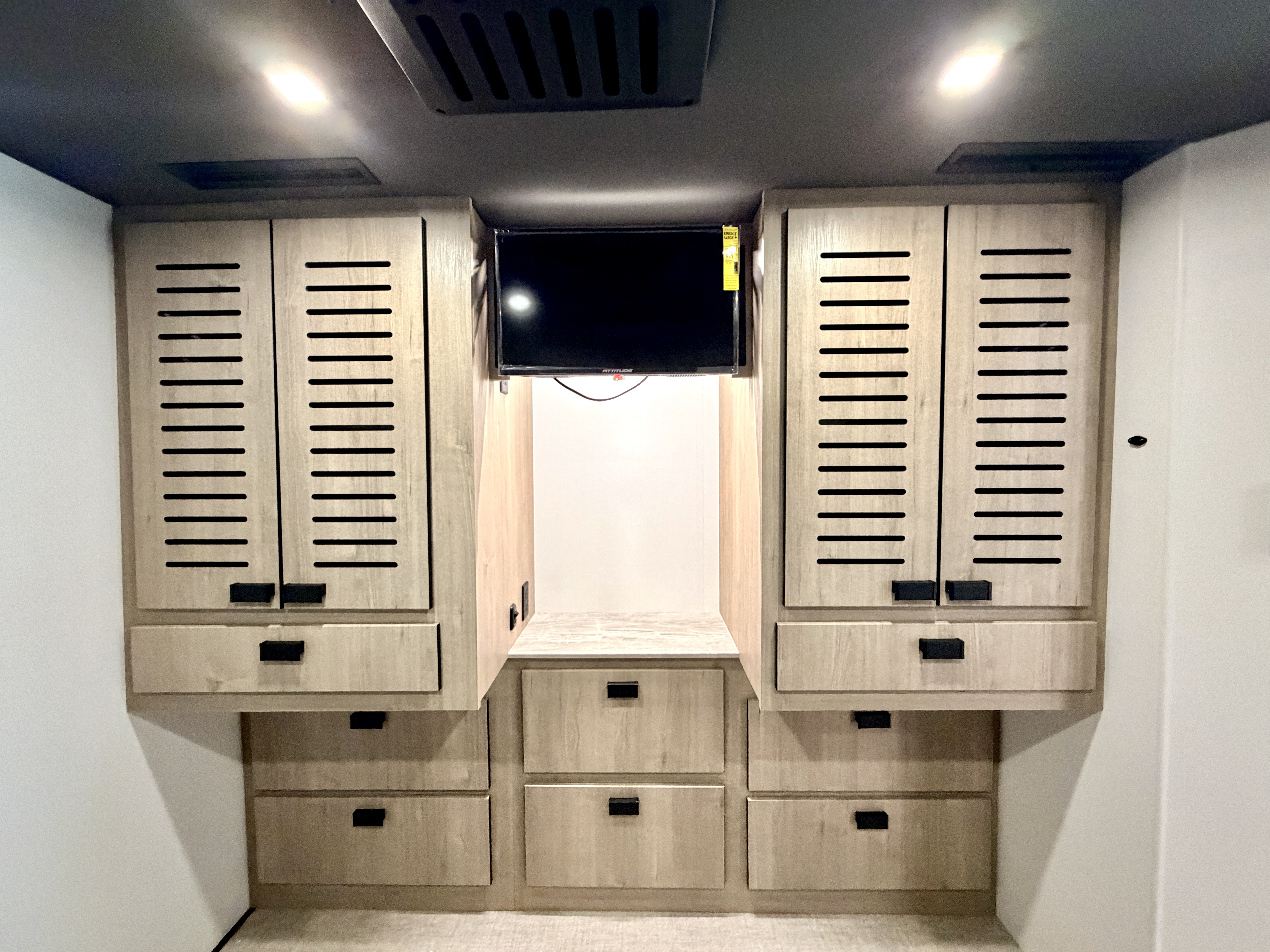 2027 Grand Design LINEAGE SERIES E 30DC - Image 24