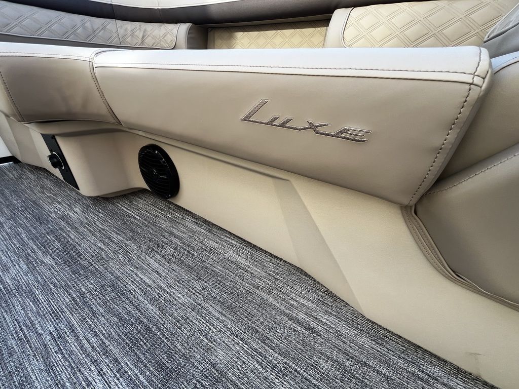 2026 Bennington 22SSR Lux TriToon Pontoon - Image 15