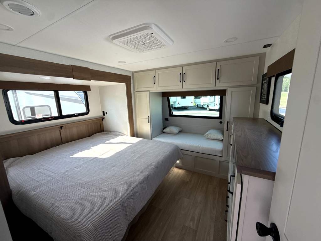 2027 VENTURE RV SPORTTREK 343VIB - Image 20